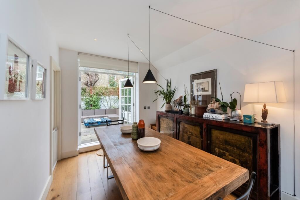 2 bed 1st Floor Flat for rent in Fulham. From Hamptons Sales - Parsons Green & Fulham