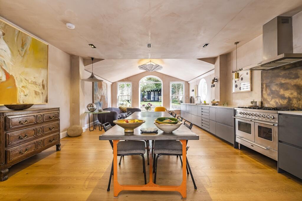 3 bed 1st Floor Flat for rent in Wandsworth. From Hamptons - Putney