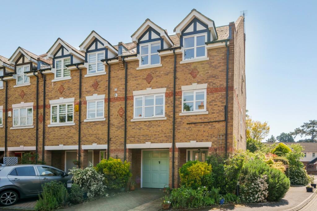 3 bed Detached House for rent in Watford. From Hamptons International Sales - Rickmansworth
