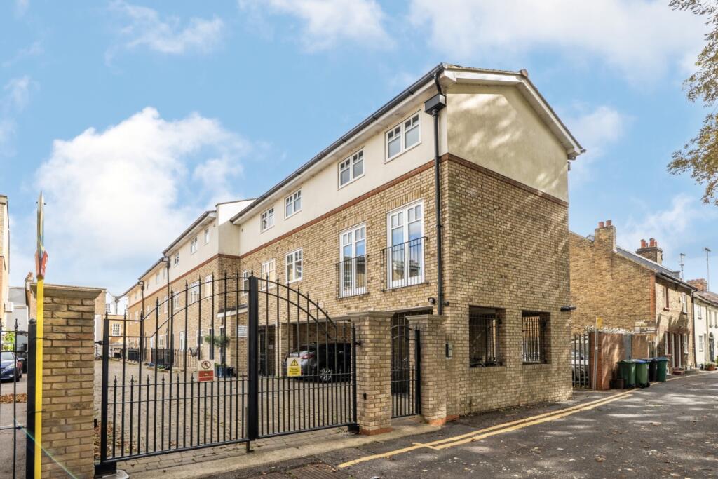 2 bed Duplex for rent in Watford. From Hamptons Sales - Rickmansworth
