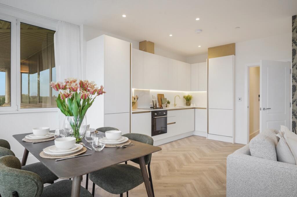4 bed 1st Floor Flat for rent in Rickmansworth. From Hamptons Sales - Rickmansworth
