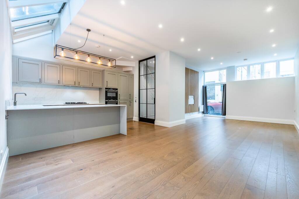 4 bed Detached for rent in Kensington. From Hamptons - Sloane Square