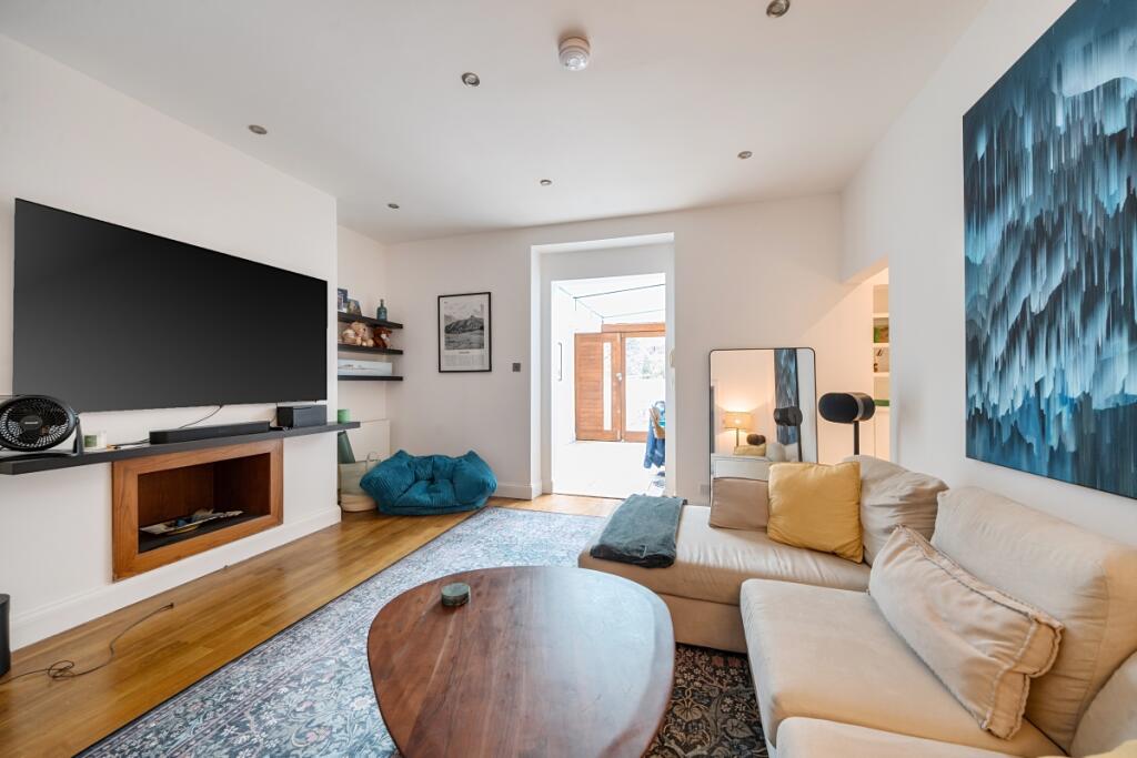 3 bed 1st Floor Flat for rent in Paddington. From Hamptons International Sales - St. Johns Wood