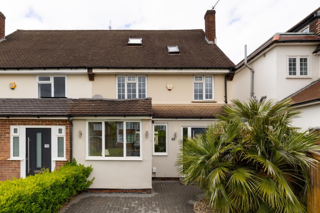 4 bed End of Terrace for rent in Finchley. From Hamptons - Totteridge & Whetstone
