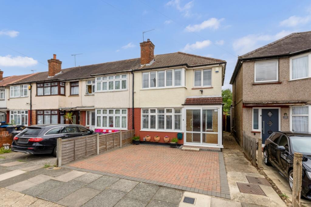 3 bed End of Terrace for rent in Edmonton. From Hamptons - Totteridge & Whetstone