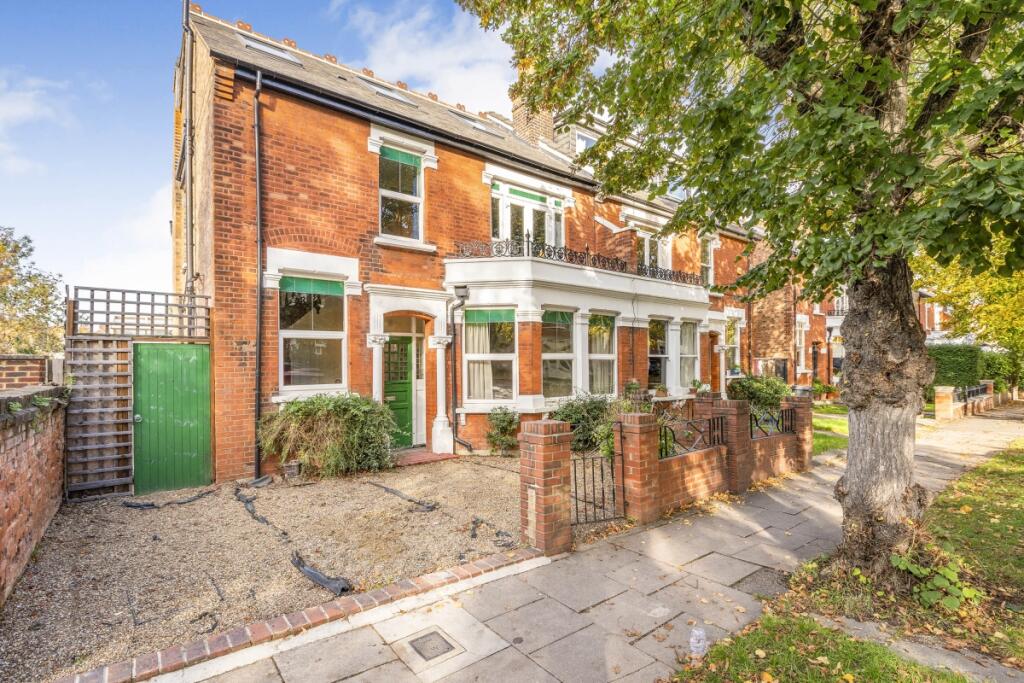 5 bed End of Terrace for rent in Friern Barnet. From Hamptons - Totteridge & Whetstone