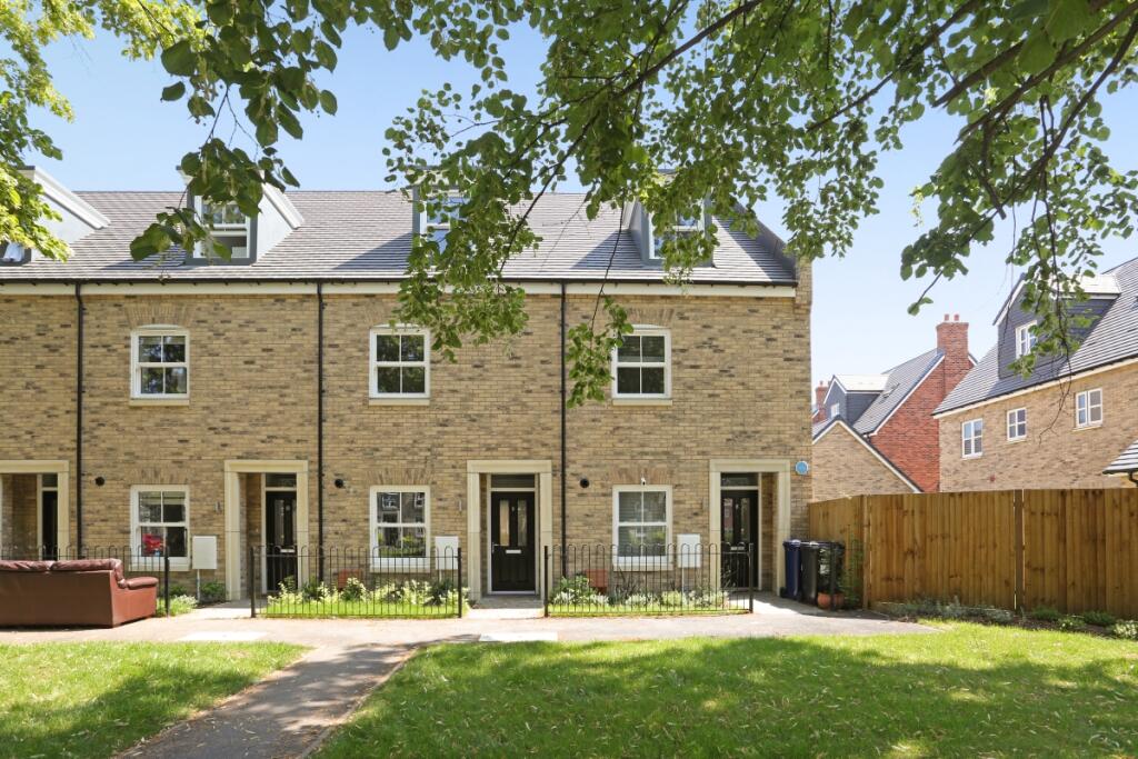 3 bed Mid Terraced House for rent in Friern Barnet. From Hamptons - Totteridge & Whetstone