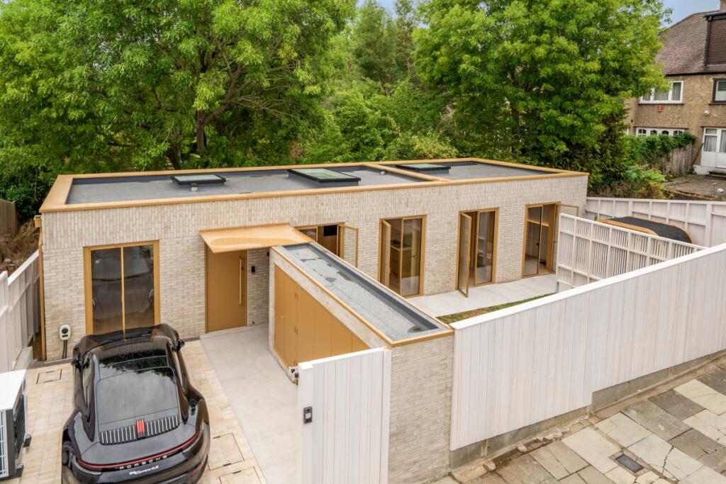 2 bed Bungalow for rent in Friern Barnet. From Hamptons - Totteridge & Whetstone