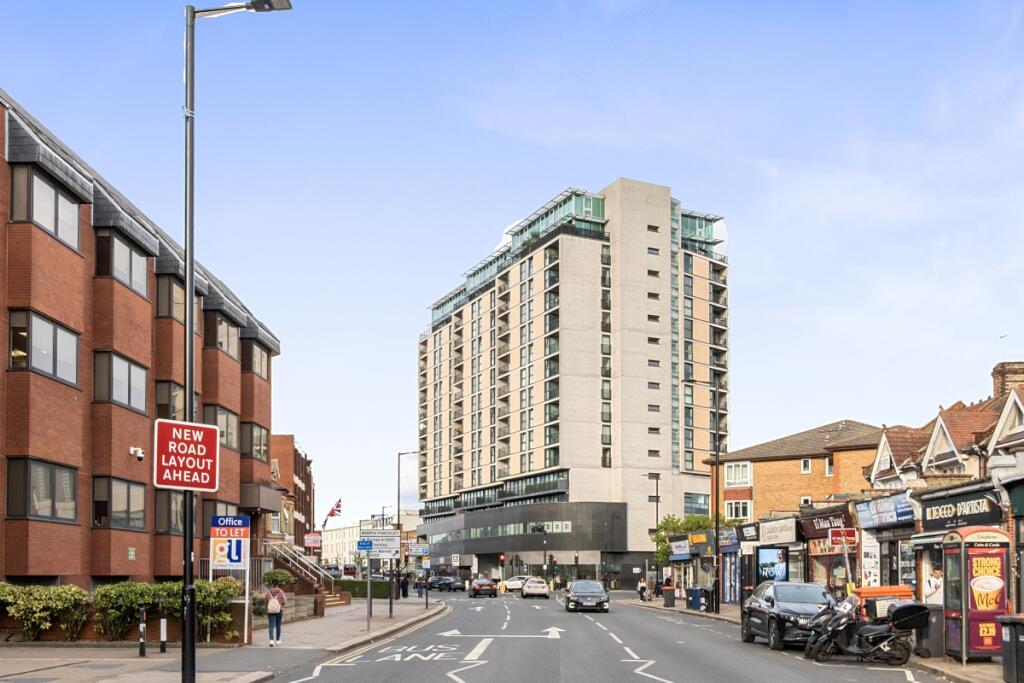 2 bed Penthouse for rent in Friern Barnet. From Hamptons - Totteridge & Whetstone