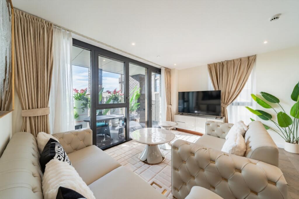 3 bed Apartment for rent in Stepney. From Hamptons - Tower Bridge