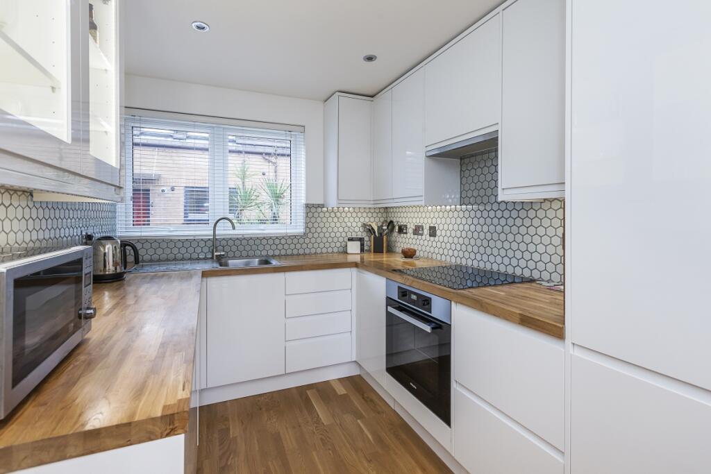 2 bed Detached for rent in Poplar. From Hamptons - Tower Bridge