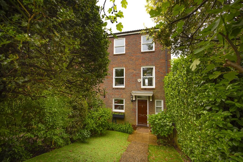 3 bed Detached for rent in Wimbledon. From Hamptons - Wimbledon 3 bed Detached for rent in Wimbledon. From Hamptons - Wimbledon