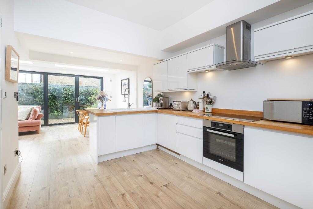 2 bed Apartment for rent in Wandsworth. From Hamptons - Wimbledon