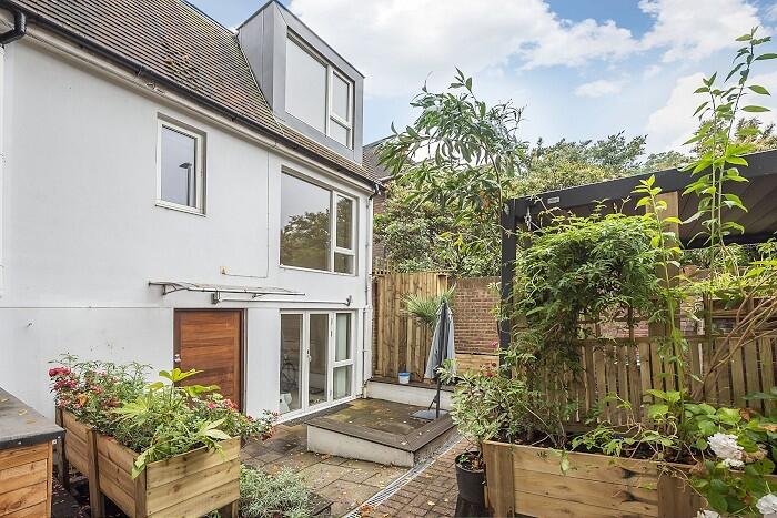 2 bed End of Terrace for rent in Wimbledon. From Hamptons - Wimbledon