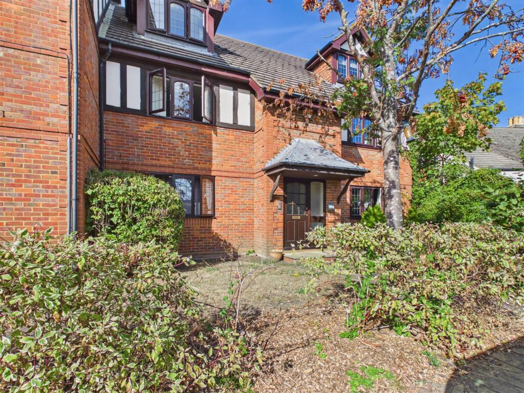 1 bed Detached for rent in West Molesey. From Harmes Turner Brown - East Molesey