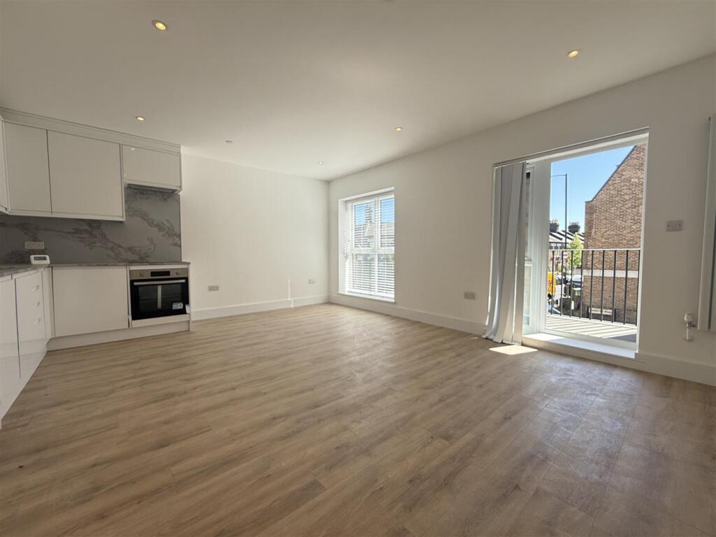 2 bed 1st Floor Flat for rent in . From Harris and Company