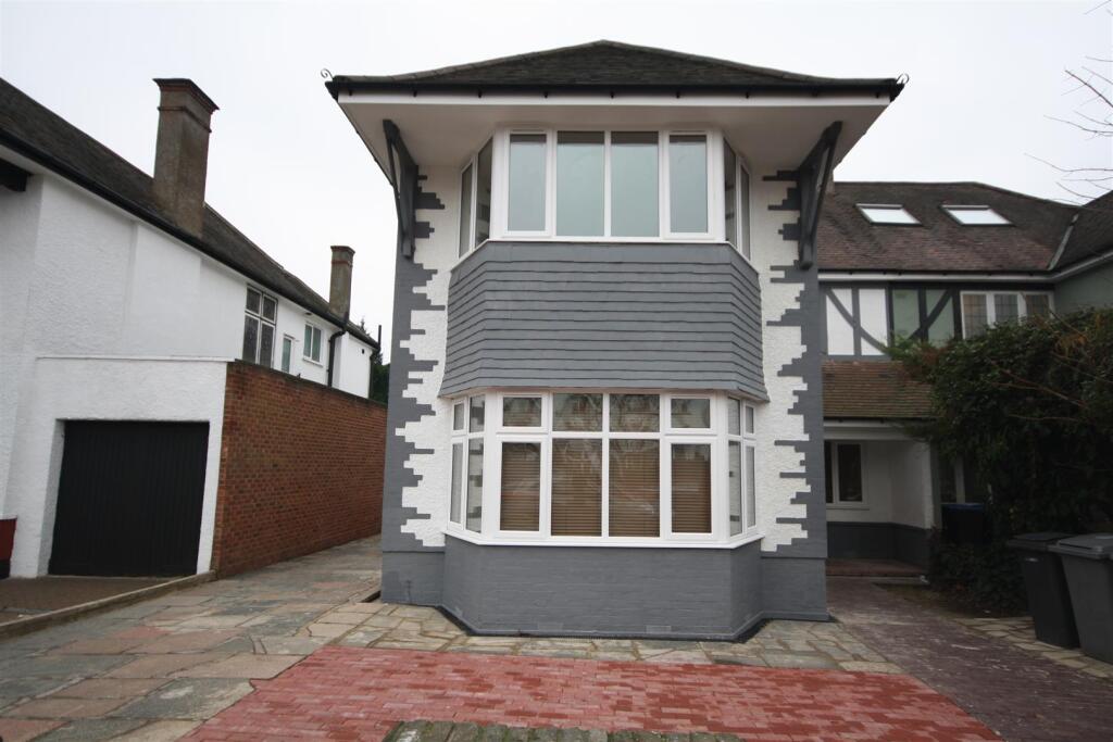 3 bed 1st Floor Flat for rent in Willesden. From Harris and Company