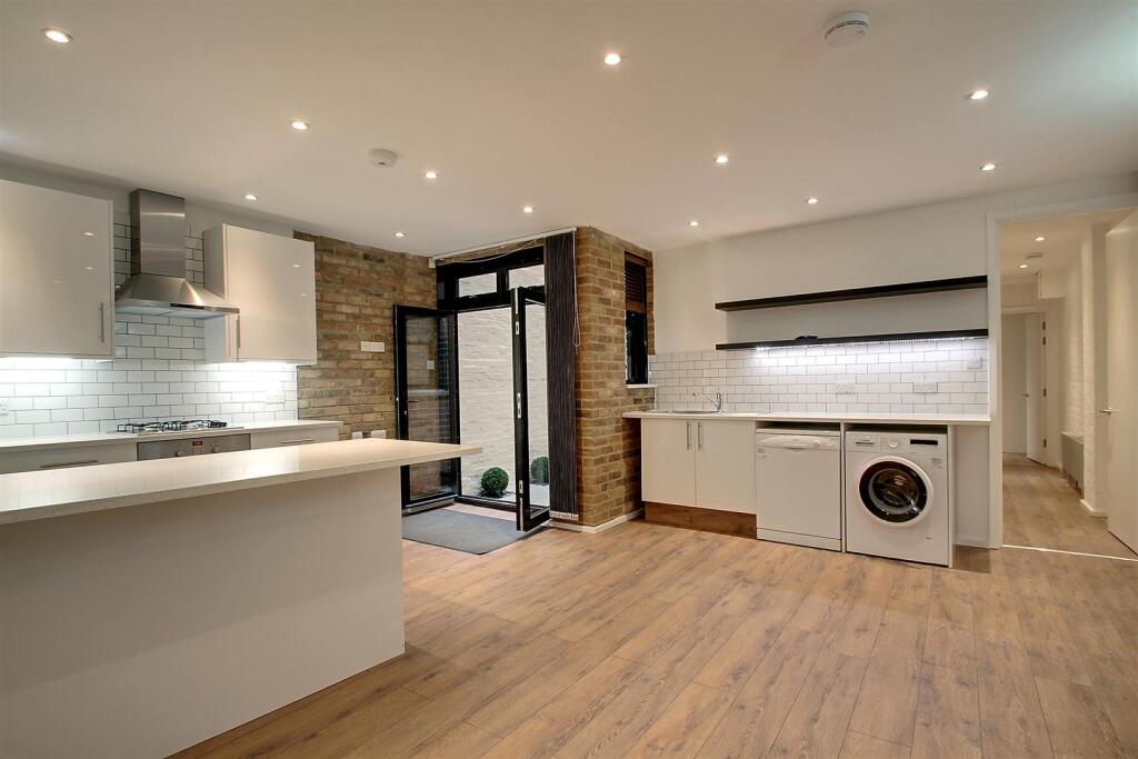 2 bed Mews for rent in Willesden. From Harris and Company