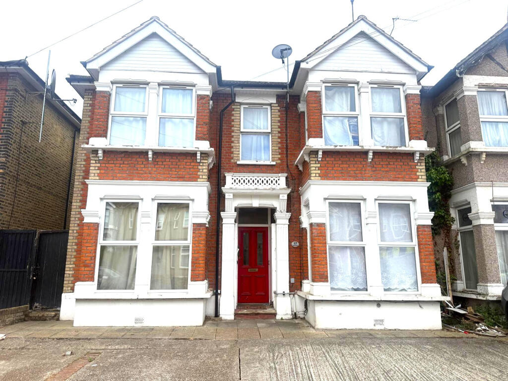 3 bed 1st Floor Flat for rent in Ilford. From Holdens Property Services - Ilford