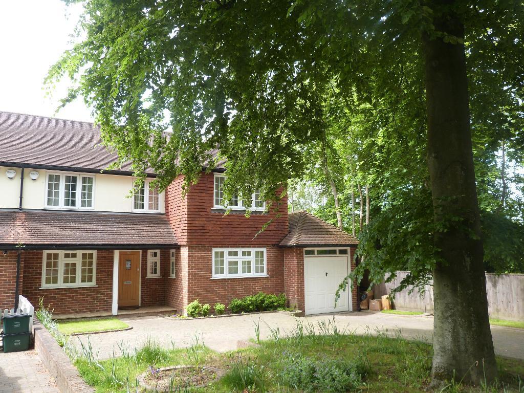 4 bed End Terraced House for rent in Purley. From Hubbard Torlot - Sanderstead