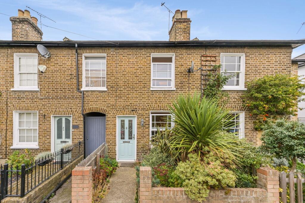 2 bed Mid Terraced House for rent in Surbiton. From Humphrey and Brand Residential - Surbiton 2 bed Mid Terraced House for rent in Surbiton. From Humphrey and Brand Residential - Surbiton