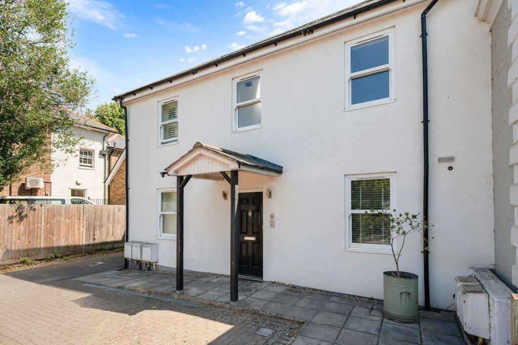 1 bed 1st Floor Flat for rent in Surbiton. From Humphrey and Brand Residential - Surbiton 1 bed 1st Floor Flat for rent in Surbiton. From Humphrey and Brand Residential - Surbiton