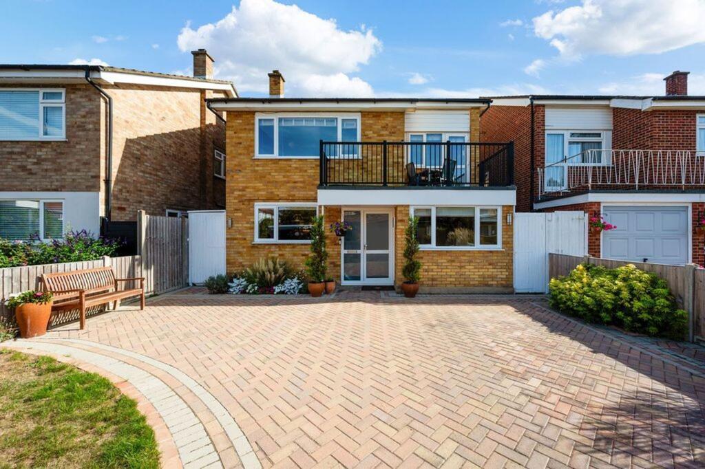 5 bed Detached for rent in Surbiton. From Humphrey and Brand Residential - Surbiton 5 bed Detached for rent in Surbiton. From Humphrey and Brand Residential - Surbiton