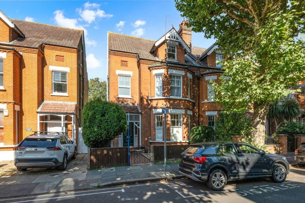 2 bed 1st Floor Flat for rent in Surbiton. From Humphrey and Brand Residential - Surbiton