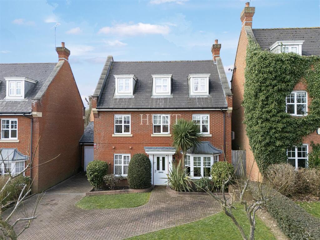 5 bed Detached for rent in Chigwell. From Hunt Property Services Ltd - Woodford Green