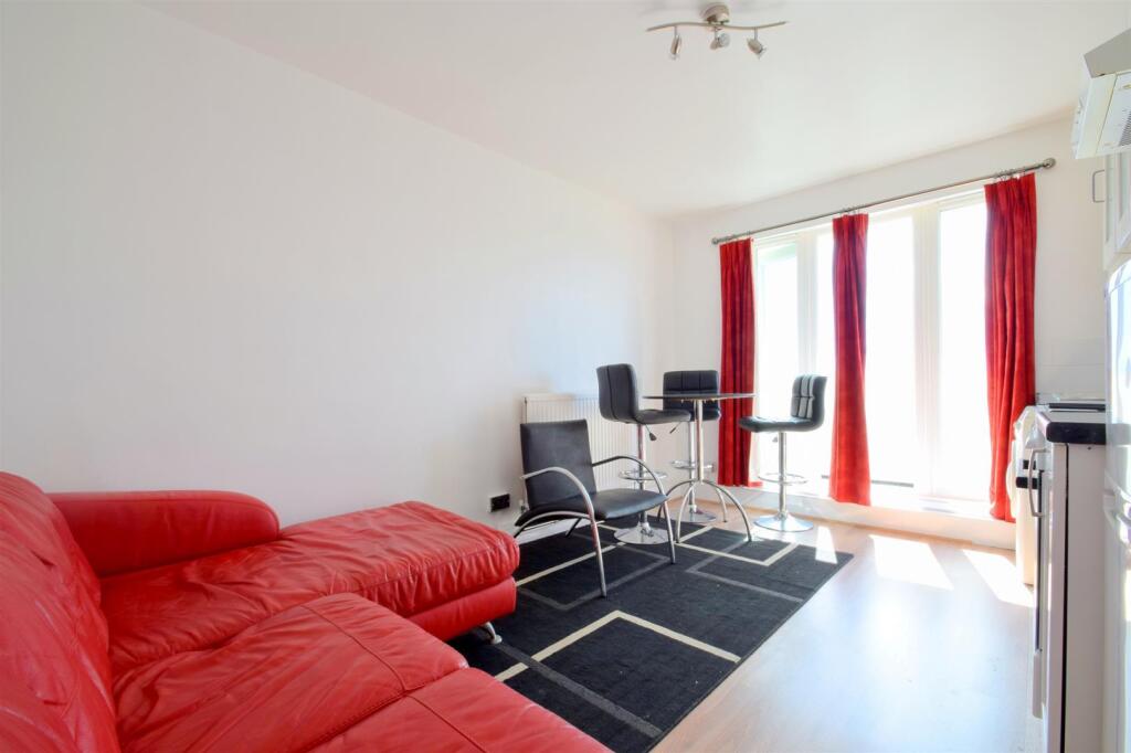 3 bed 1st Floor Flat for rent in London. From Hunters - Stoke Newington