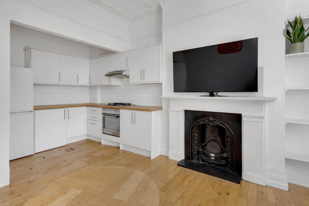 2 bed 1st Floor Flat for rent in Islington. From Hunters - Stoke Newington