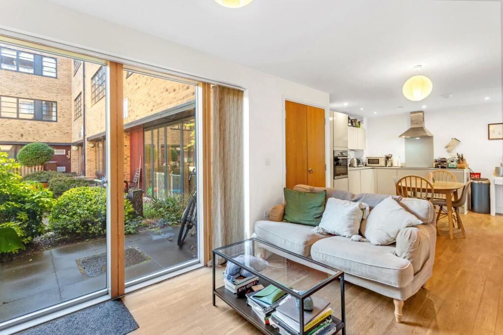2 bed Apartment for rent in Islington. From Hunters - Stoke Newington