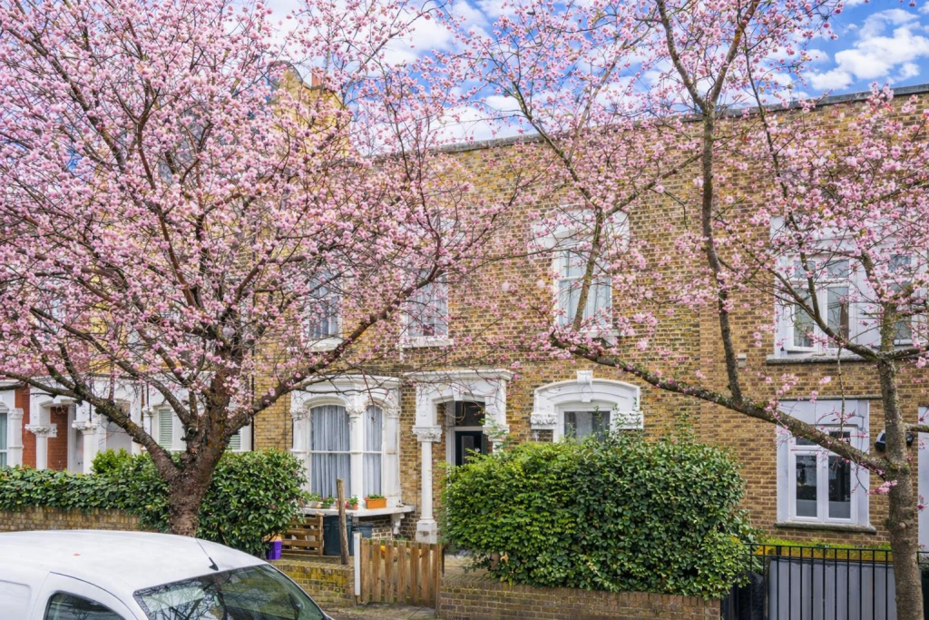4 bed Studio for rent in Stoke Newington. From Hunters - Stoke Newington 4 bed Studio for rent in Stoke Newington. From Hunters - Stoke Newington