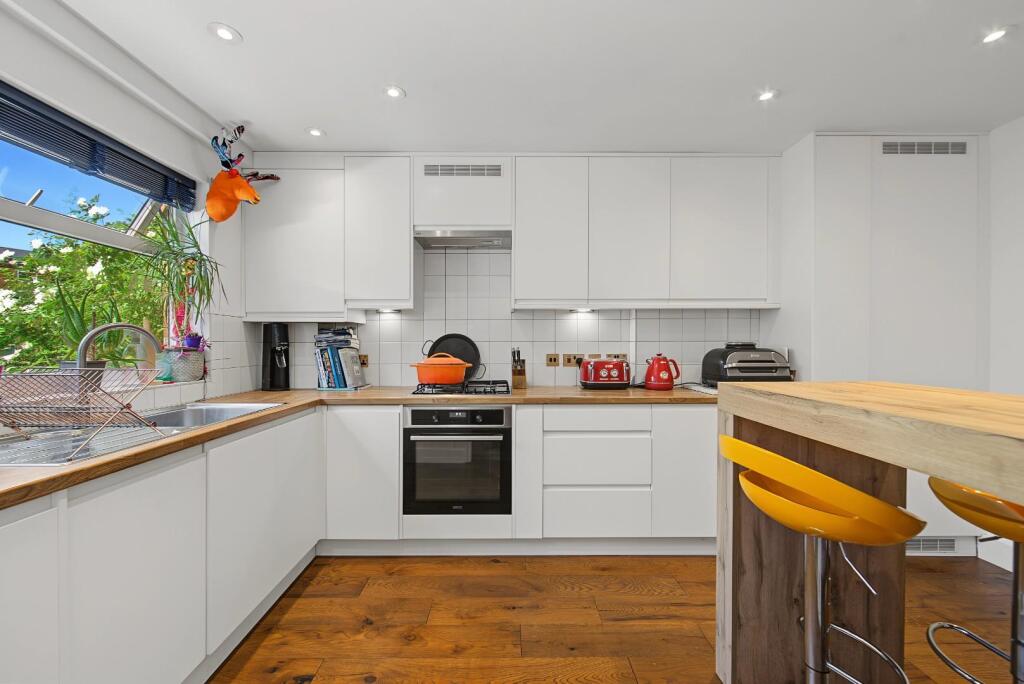 3 bed Annexe for rent in London. From Hunters - Stoke Newington