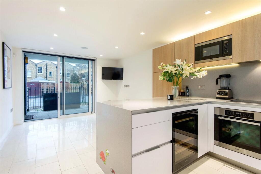 4 bed Detached for rent in Islington. From Hurford Salvi Carr - Islington & Shoreditch