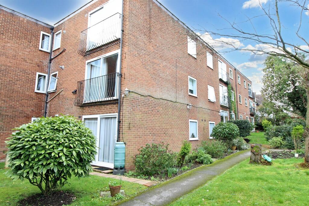 1 bed 1st Floor Flat for rent in Crews Hill. From Ian Gibbs - Enfield