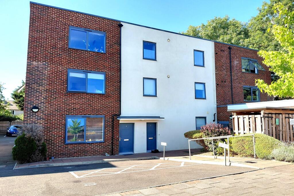 2 bed 1st Floor Flat for rent in Hatfield. From Ian Gibbs - Enfield