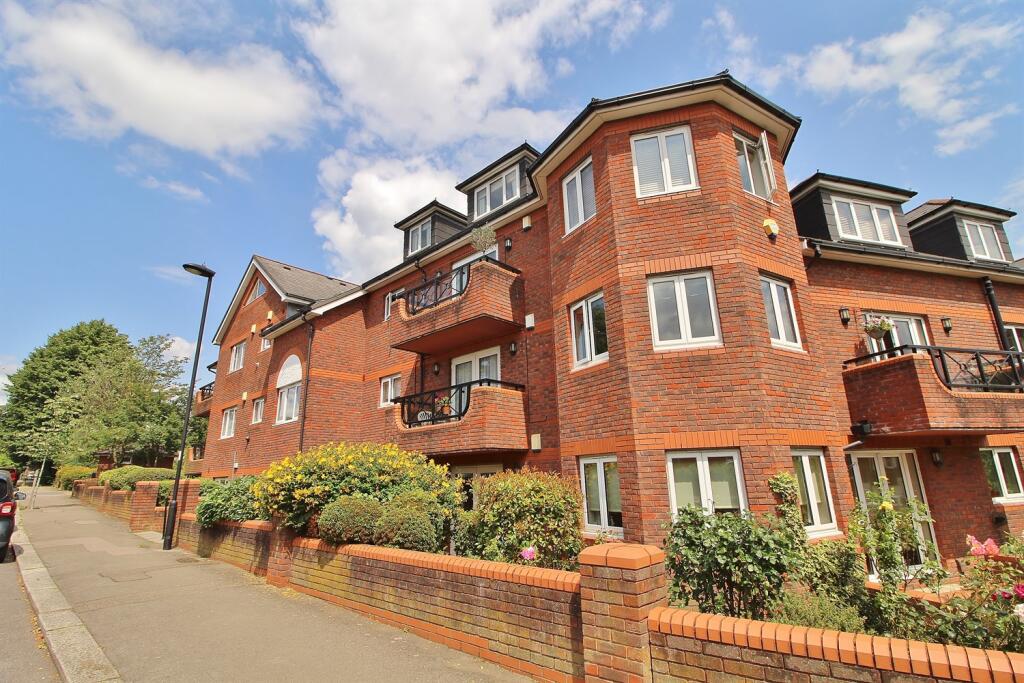 2 bed 1st Floor Flat for rent in Crews Hill. From Ian Gibbs - Enfield