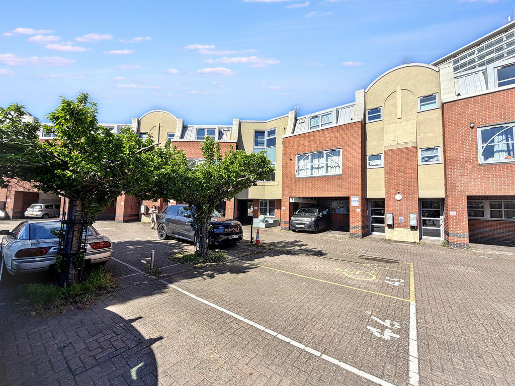 1 bed 1st Floor Flat for rent in Surbiton. From Ivy Gate - London - Sales & Lettings