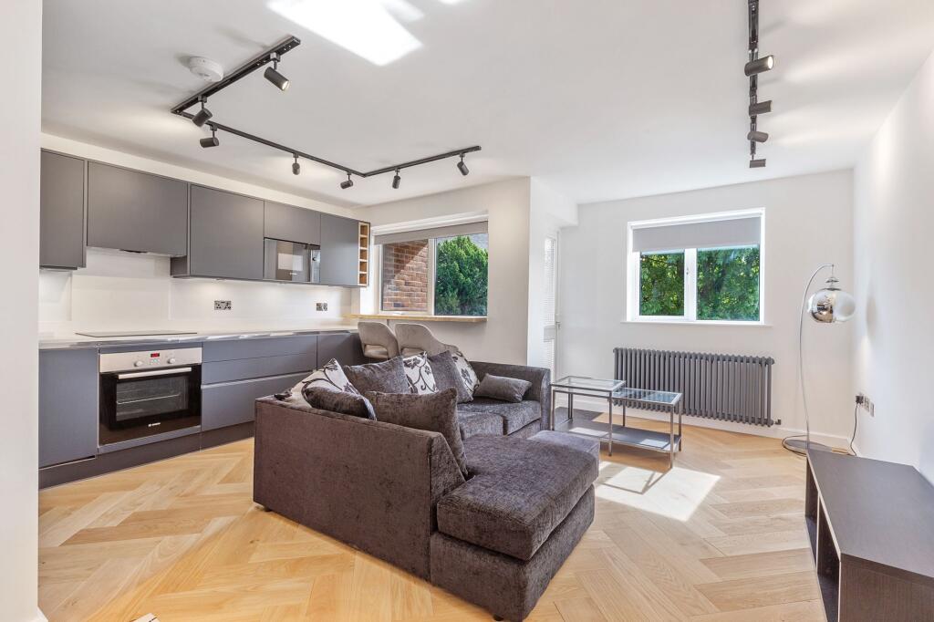 1 bed 1st Floor Flat for rent in Surbiton. From Ivy Gate - London - Sales & Lettings