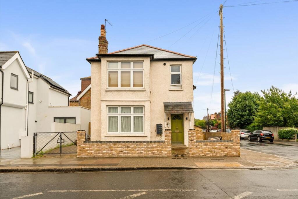 2 bed 1st Floor Flat for rent in Hampton. From Jackson-Stops - Teddington