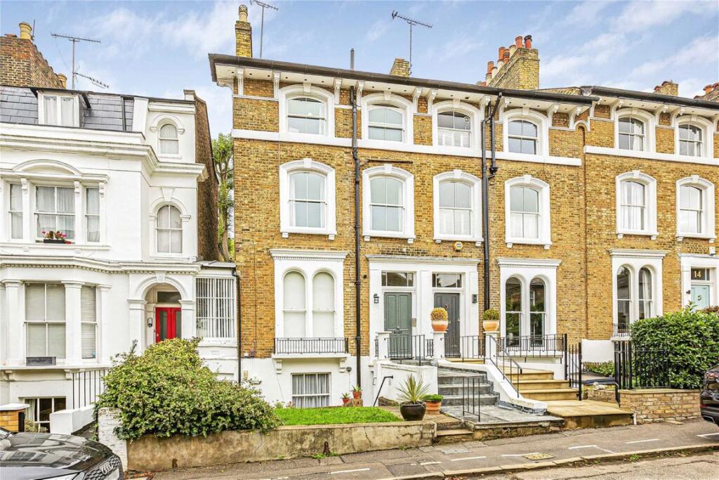 2 bed 1st Floor Flat for rent in Richmond. From Jackson-Stops - Teddington