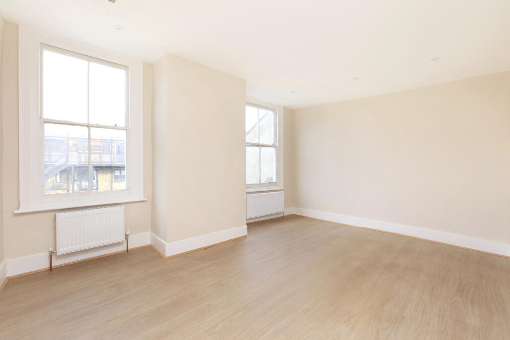 3 bed Flat for rent in London. From James Pendleton - Clapham South