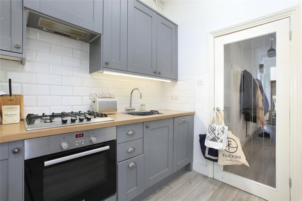 3 bed Flat for rent in London. From James Pendleton - Clapham South