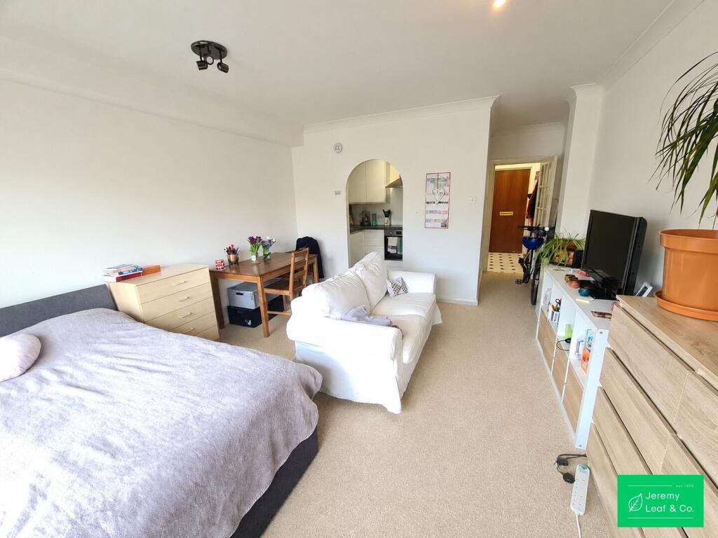 4 bed Studio for rent in Friern Barnet. From Jeremy Leaf & Co - East Finchley 4 bed Studio for rent in Friern Barnet. From Jeremy Leaf & Co - East Finchley