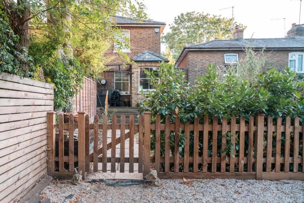 2 bed Cottage for rent in Finchley. From Jeremy Leaf & Co - East Finchley