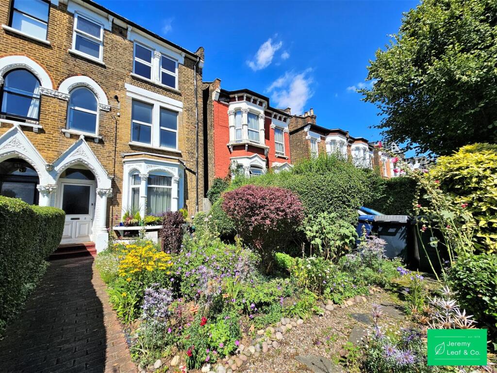 2 bed 1st Floor Flat for rent in Friern Barnet. From Jeremy Leaf & Co - East Finchley