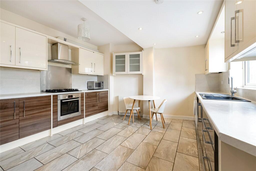 3 bed 1st Floor Flat for rent in Thames Ditton. From John D Wood & Co. Sales - Cobham