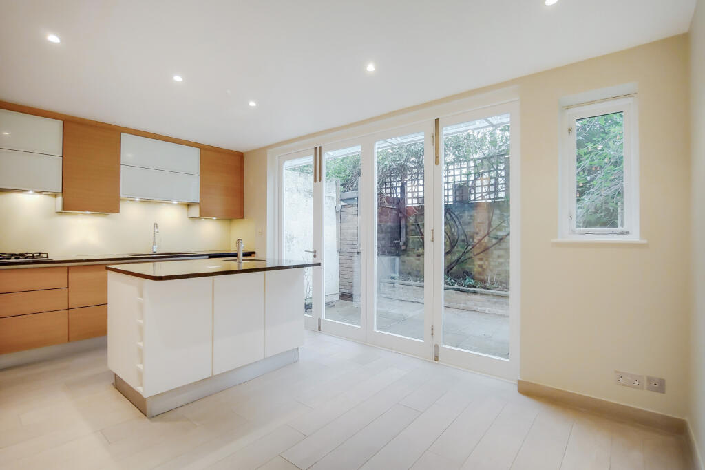 3 bed Detached House for rent in Chelsea. From John D Wood & Co - Sloane Square