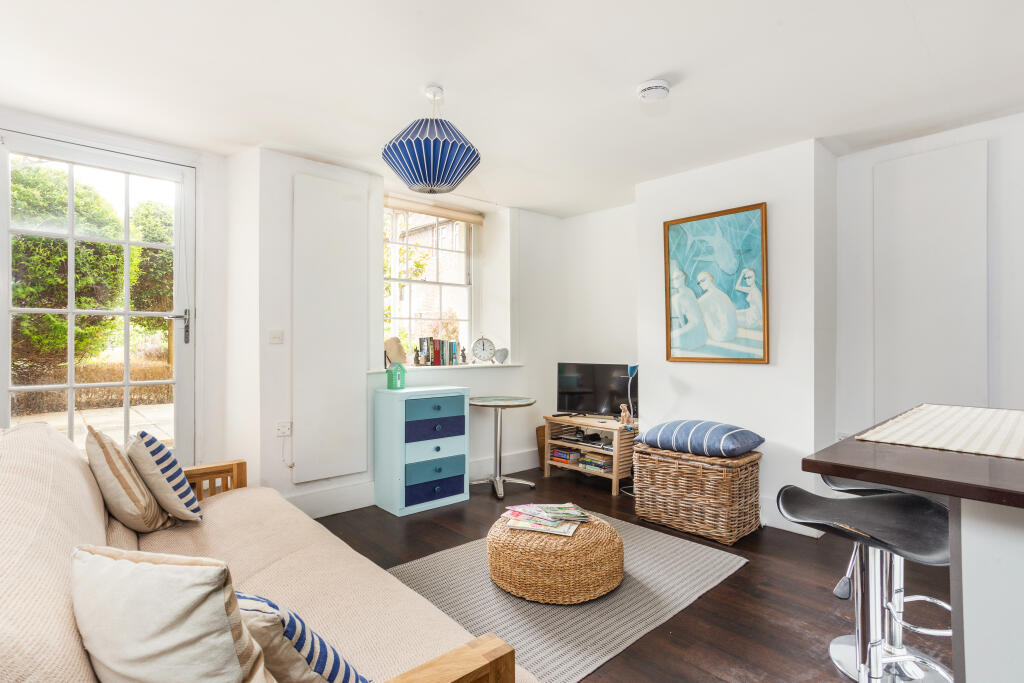 4 bed 1st Floor Flat for rent in East Molesey. From John D Wood & Co - St. Margarets 4 bed 1st Floor Flat for rent in East Molesey. From John D Wood & Co - St. Margarets
